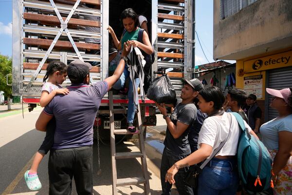 People displaced by guerrilla attacks that have killed dozens and forced thousands to flee their homes, arrive to a school serving as a temporary shelter in Tibu, Colombia, Tuesday, Jan. 21, 2025. (AP Photo/Fernando Vergara)