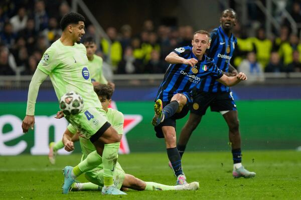 Inter Milan's Davide Frattesi, right, scores his side's fourth goal during the Champions League semifinal second leg soccer match between Inter Milan and Barcelona at San Siro stadium in Milan , Italy, Tuesday, May 6, 2025. (AP Photo/Luca Bruno)