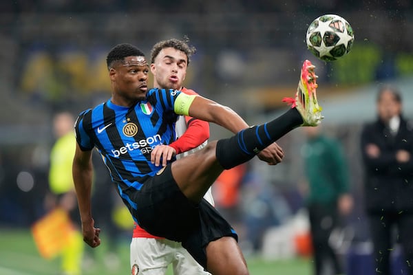 Inter Milan's Denzel Dumfries, left, challenges for the ball with Feyenoord's Aymen Sliti during a Champions League round of 16 second leg soccer match between Inter Milan and Feyenoord, at the San Siro stadium in Milan, Italy, Tuesday, March 11, 2025. (AP Photo/Luca Bruno)