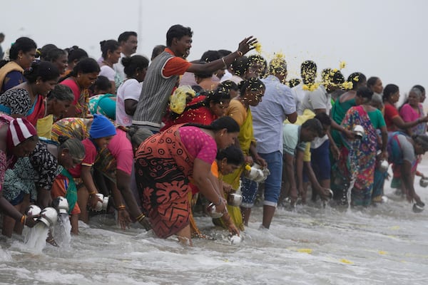 Indians offer tributes in remembrance of victims of the 2004 tsunami on the 20th anniversary of the tragedy, at Marina Beach in Chennai, India, Thursday, Dec. 26, 2024. (AP Photo/Mahesh Kumar A.)