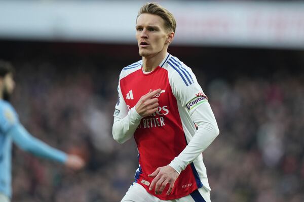 Arsenal's Martin Odegaard celebrates scoring his side's opening goal during the English Premier League soccer match between Arsenal and Manchester City at the Emirates stadium in London, Sunday, Feb. 2, 2025. (AP Photo/Alastair Grant)